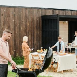 Une nouvelle pièce dans le jardin. La cuisine d'été un vrai espace de vie extérieur