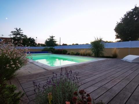 Plage de piscine, terrasse détente. Comment aménager le tour de ma piscine ?