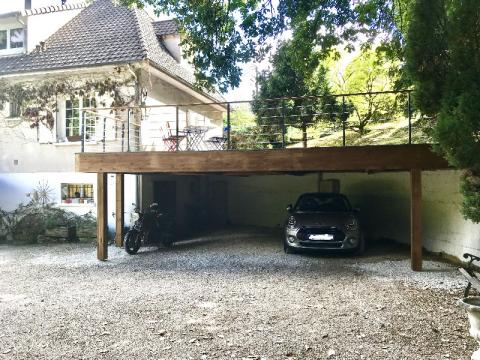 Un carport qui se transforme en terrasse, un projet de jardin intégré 