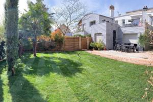 Ensemblier du jardin : clôture, terrasse bois, cabanon de jardin, végétal...