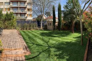 Ensemblier du jardin : clôture, terrasse bois, cabanon de jardin, végétal...