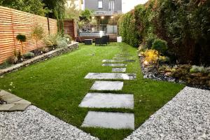 Terrasse bois en hauteur surplombant l'ensemble du jardin aménagé et végétalisé