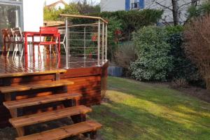 Terrasse en hauteur et aménagement d'un espace bûcher bois.