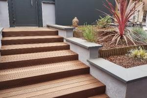 Escalier extérieur en bois