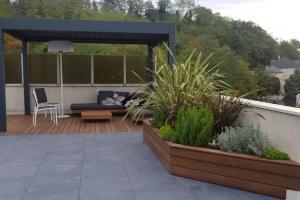 Création d'un toit terrasse, alliance du bois et de la dalle de grès cérame