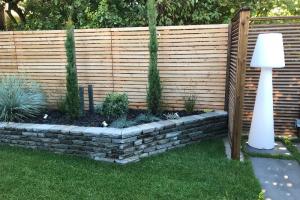 Terrasse bois en hauteur surplombant l'ensemble du jardin aménagé et végétalisé