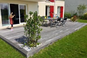 La terrasse bois, une vérritable pièce de vie pour les grands et les petits. (Saclay 91)