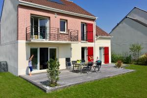 La terrasse bois, une vérritable pièce de vie pour les grands et les petits. (Saclay 91)