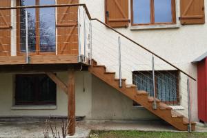 Terrasse bois en hauteur/ autoportante où comment allier pièce de vie à l'étage et espace extérieur.