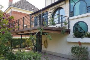 Terrasse bois surélevée, pour créer une continuité de la pièce de vie (92330 Sceaux)