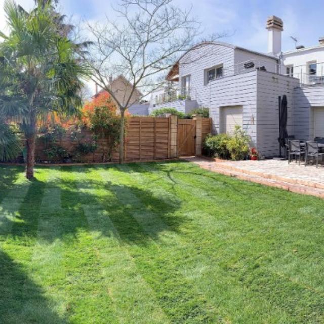 Ensemblier du jardin : clôture, terrasse bois, cabanon de jardin, végétal...