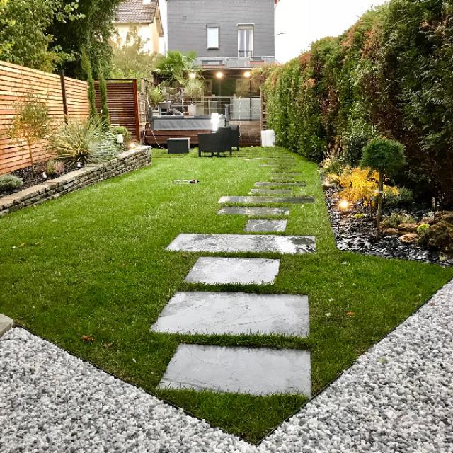 Terrasse bois en hauteur surplombant l'ensemble du jardin aménagé et végétalisé