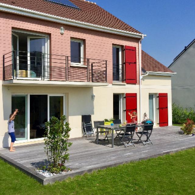 La terrasse bois, une vérritable pièce de vie pour les grands et les petits. (Saclay 91)