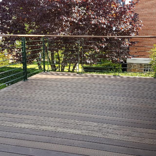 Terrasse bois surélevée, pour créer une continuité de la pièce de vie (92330 Sceaux)