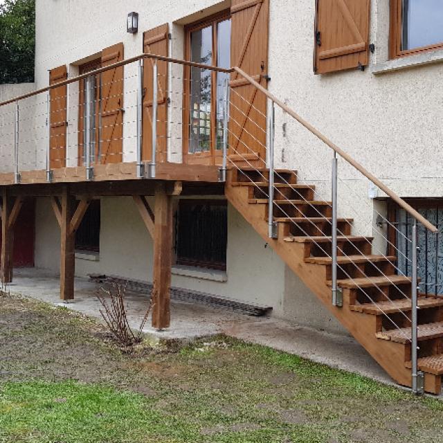 Terrasse bois en hauteur/ autoportante où comment allier pièce de vie à l'étage et espace extérieur.