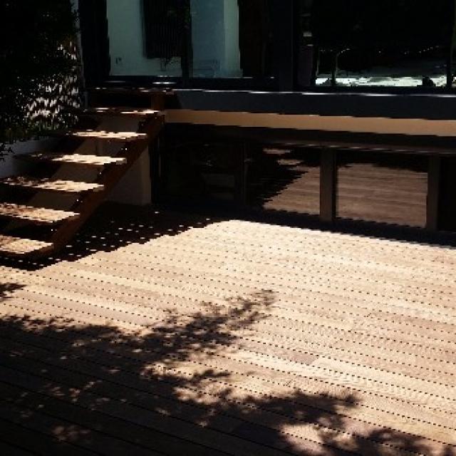 Création d'un escalier et d'une terrasse bois thermofrêne