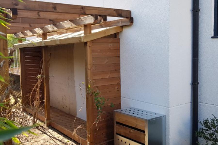 Terrasse en hauteur et aménagement d'un espace bûcher bois.