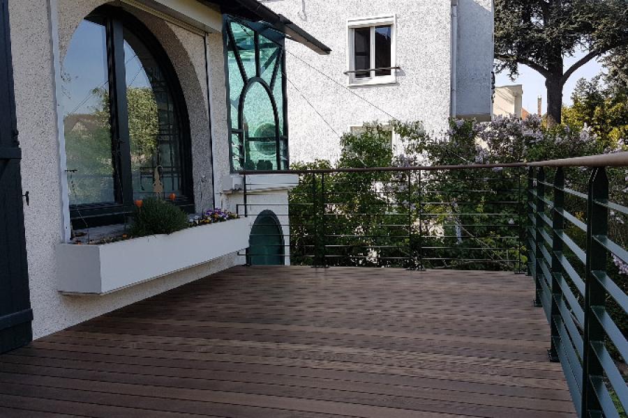 Terrasse bois surélevée, pour créer une continuité de la pièce de vie (92330 Sceaux)