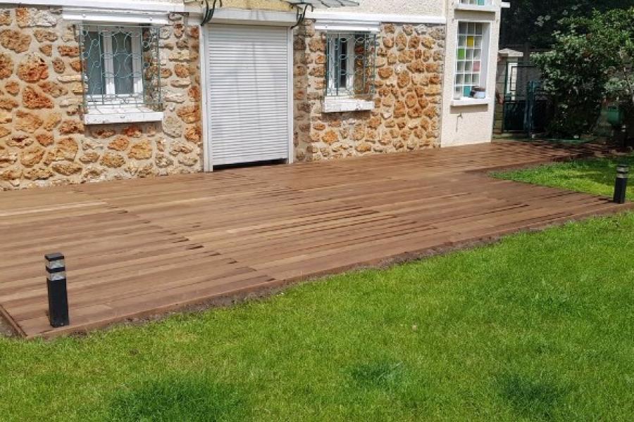 Terrasse bois pour maison en pierres - Un Jardin chez Vous