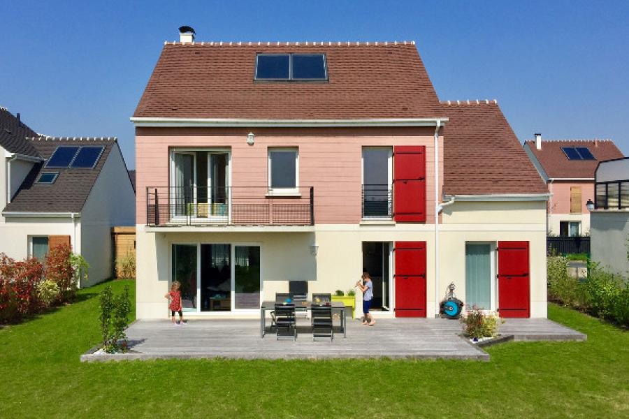 La terrasse bois, une vérritable pièce de vie pour les grands et les petits. (Saclay 91)