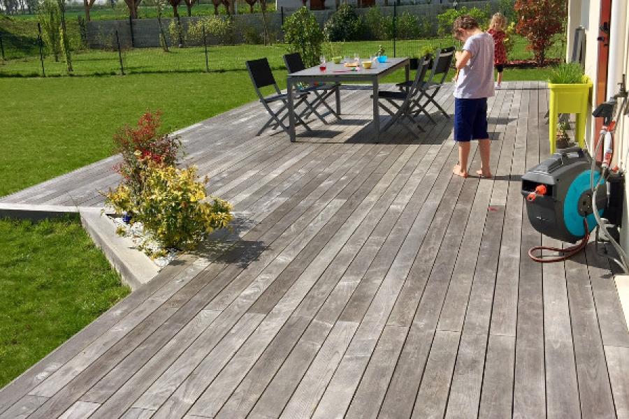 La terrasse bois, une vérritable pièce de vie pour les grands et les petits. (Saclay 91)