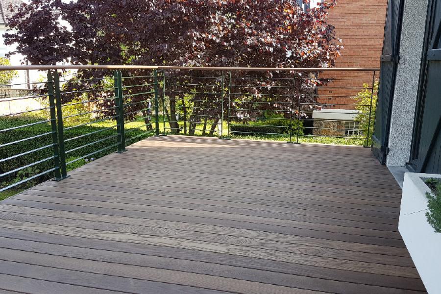 Terrasse bois surélevée, pour créer une continuité de la pièce de vie (92330 Sceaux)