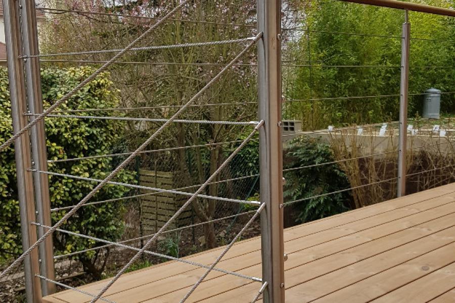 Terrasse bois en hauteur/ autoportante où comment allier pièce de vie à l'étage et espace extérieur.