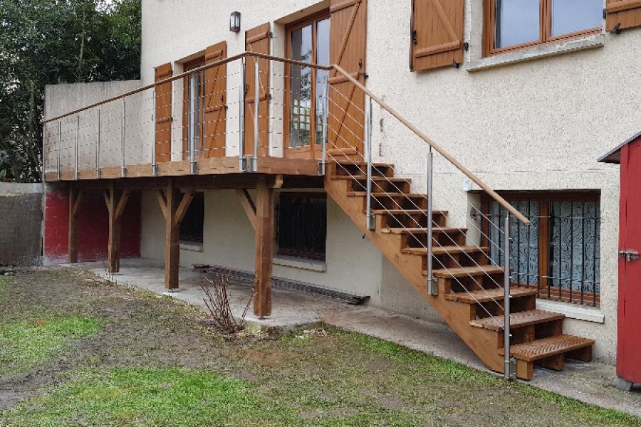 Terrasse bois en hauteur/ autoportante où comment allier pièce de vie à l'étage et espace extérieur.