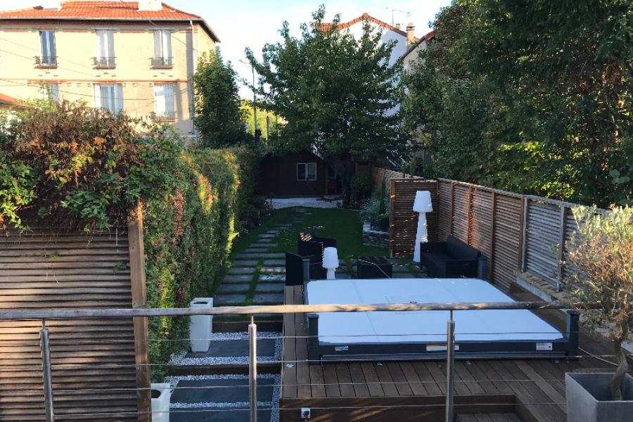 Terrasse bois en hauteur surplombant l'ensemble du jardin aménagé et végétalisé